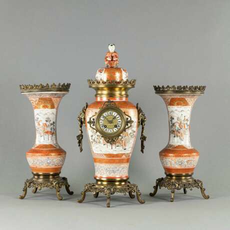 Paar Vasen und eine Deckelvase mit Uhr aus Kutani-Porzellan in Ormolu-Montierung - Foto 1