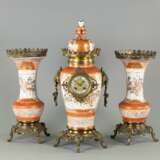 Paar Vasen und eine Deckelvase mit Uhr aus Kutani-Porzellan in Ormolu-Montierung - фото 2