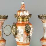 Paar Vasen und eine Deckelvase mit Uhr aus Kutani-Porzellan in Ormolu-Montierung - photo 4