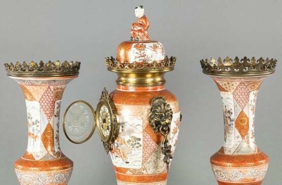 Paar Vasen und eine Deckelvase mit Uhr aus Kutani-Porzellan in Ormolu-Montierung - Foto 4