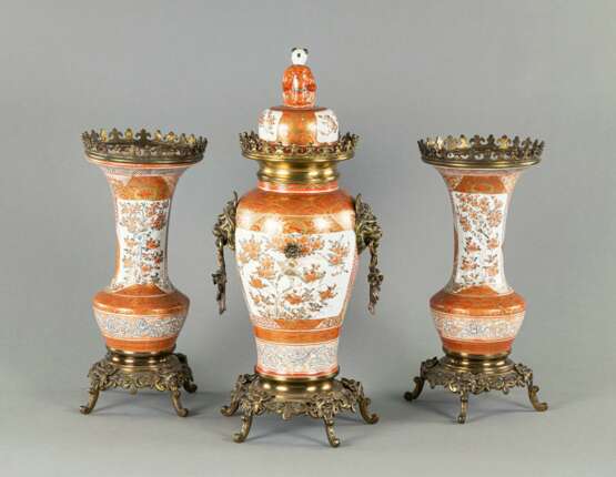 Paar Vasen und eine Deckelvase mit Uhr aus Kutani-Porzellan in Ormolu-Montierung - photo 5
