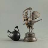 Bronze einer Kinara und Bronzegefäß in Form eines Vogels, - Foto 1