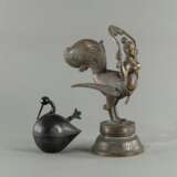 Bronze einer Kinara und Bronzegefäß in Form eines Vogels, - photo 3