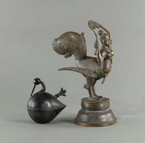 Bronze einer Kinara und Bronzegefäß in Form eines Vogels, - Foto 3