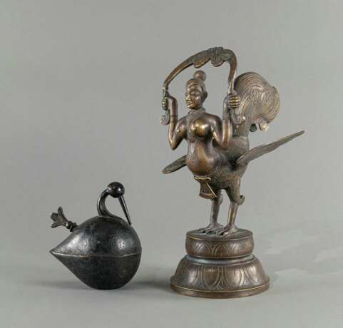 Bronze einer Kinara und Bronzegefäß in Form eines Vogels, - photo 5