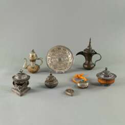 Konvolut Silber- und Metallarbeiten: Zwei Kannen, zwei Amulette, eine Schale, zwei Deckelschalen und eine Kapala