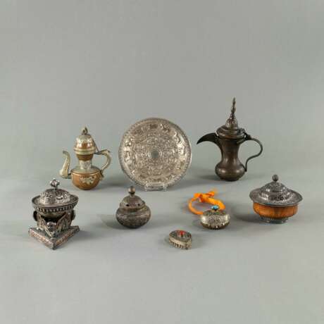Konvolut Silber- und Metallarbeiten: Zwei Kannen, zwei Amulette, eine Schale, zwei Deckelschalen und eine Kapala - фото 1