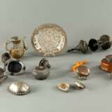 Konvolut Silber- und Metallarbeiten: Zwei Kannen, zwei Amulette, eine Schale, zwei Deckelschalen und eine Kapala - photo 2