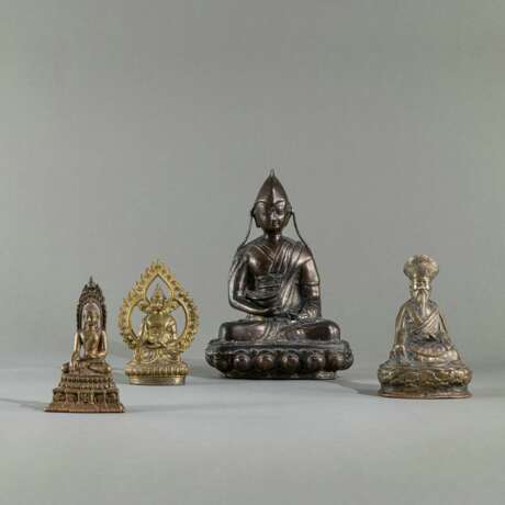 Gruppe von vier buddhistischen Bronzen, unter anderem Lama und Buddha Shakyamuni - photo 1
