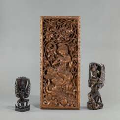 Beschnitztes Paneel und zwei Garuda Skulpturen aus Holz