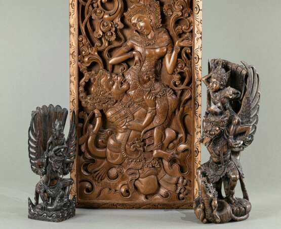 Beschnitztes Paneel und zwei Garuda Skulpturen aus Holz - Foto 2