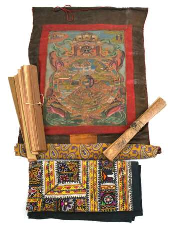 Zwei Pali-Gebetsbücher, eine Thangka und ein Textil - photo 1