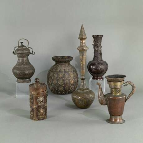 Gruppe von Bronzegefäßen und eine Vase - Foto 1