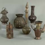 Gruppe von Bronzegefäßen und eine Vase - photo 2