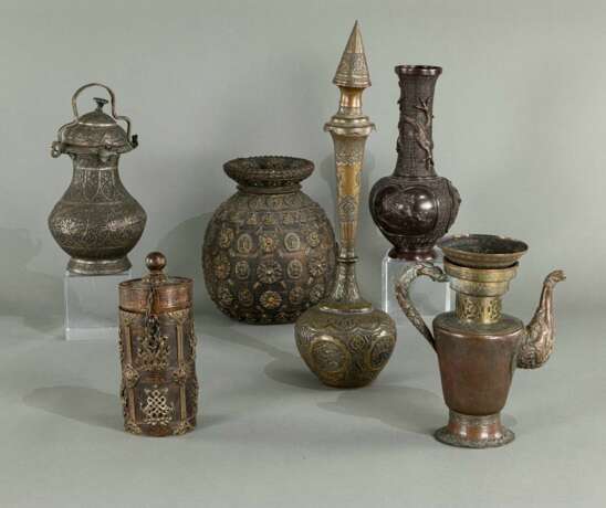 Gruppe von Bronzegefäßen und eine Vase - фото 2