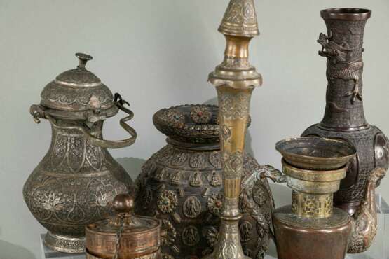 Gruppe von Bronzegefäßen und eine Vase - фото 3