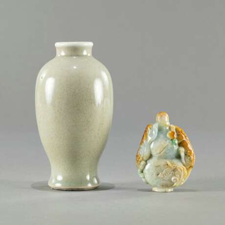 Monochrome Vase aus Porzellan mit seladonfarbener Glasur und Snuffbottle aus Jade - photo 1