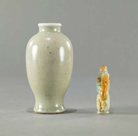 Monochrome Vase aus Porzellan mit seladonfarbener Glasur und Snuffbottle aus Jade - photo 2