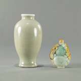 Monochrome Vase aus Porzellan mit seladonfarbener Glasur und Snuffbottle aus Jade - photo 3