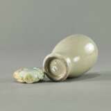 Monochrome Vase aus Porzellan mit seladonfarbener Glasur und Snuffbottle aus Jade - Foto 4