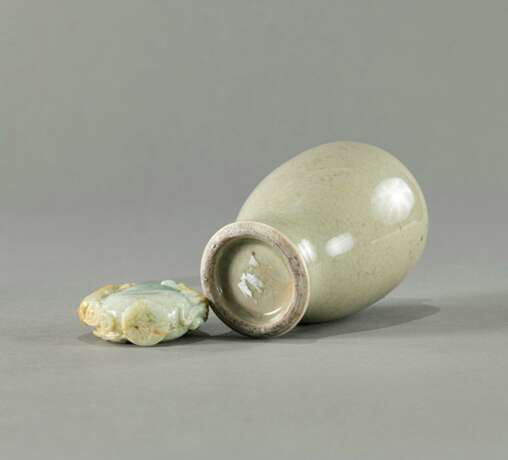 Monochrome Vase aus Porzellan mit seladonfarbener Glasur und Snuffbottle aus Jade - фото 4