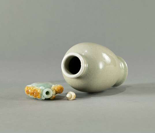 Monochrome Vase aus Porzellan mit seladonfarbener Glasur und Snuffbottle aus Jade - Foto 5