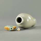 Monochrome Vase aus Porzellan mit seladonfarbener Glasur und Snuffbottle aus Jade - Foto 5