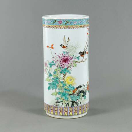 Zylindervase mit 'Famille rose'-Dekor von Blüten und Vögeln - Foto 1