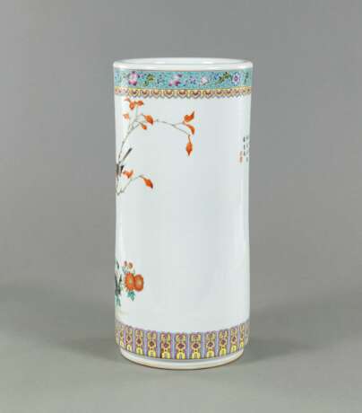 Zylindervase mit 'Famille rose'-Dekor von Blüten und Vögeln - photo 2