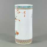 Zylindervase mit 'Famille rose'-Dekor von Blüten und Vögeln - фото 2