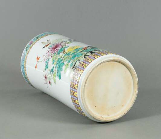 Zylindervase mit 'Famille rose'-Dekor von Blüten und Vögeln - Foto 5