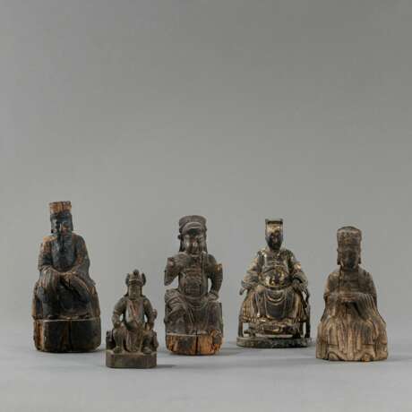 Gruppe von fünf geschnitzten Skulpturen von Daoisten aus Holz - photo 1