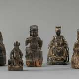 Gruppe von fünf geschnitzten Skulpturen von Daoisten aus Holz - Foto 3