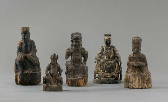 Gruppe von fünf geschnitzten Skulpturen von Daoisten aus Holz - photo 3