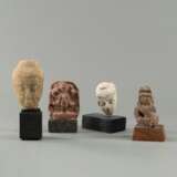 Gruppe von vier Köpfen und Skulpturen aus Stein bzw. Stucco - Foto 1