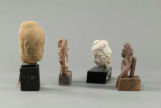 Gruppe von vier Köpfen und Skulpturen aus Stein bzw. Stucco - фото 2