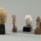 Gruppe von vier Köpfen und Skulpturen aus Stein bzw. Stucco - Foto 2