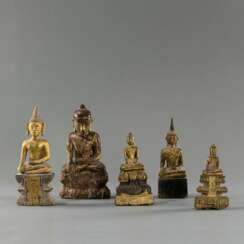 Gruppe von fünf Holzfiguren des Buddha Shakaymuni