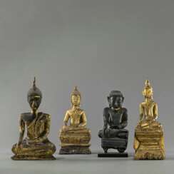 Gruppe von vier Figuren des Buddha Shakyamuni aus Holz mit Lackfassung