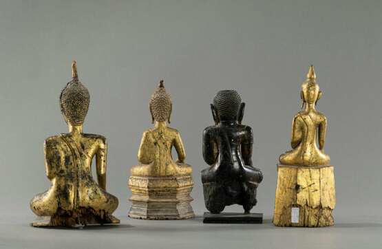 Gruppe von vier Figuren des Buddha Shakyamuni aus Holz mit Lackfassung - Foto 3