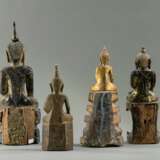 Gruppe von vier Skulpturen des Buddha Shakaymuni aus Holz mit Lackfassung - Foto 3