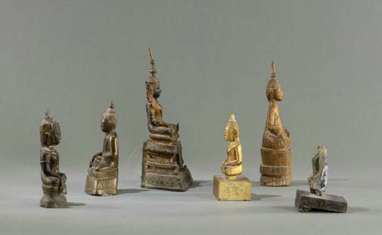 Gruppe von sechs Buddhas aus Holz und Bronze - photo 2