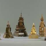 Gruppe von sechs Buddhas aus Holz und Bronze - photo 3