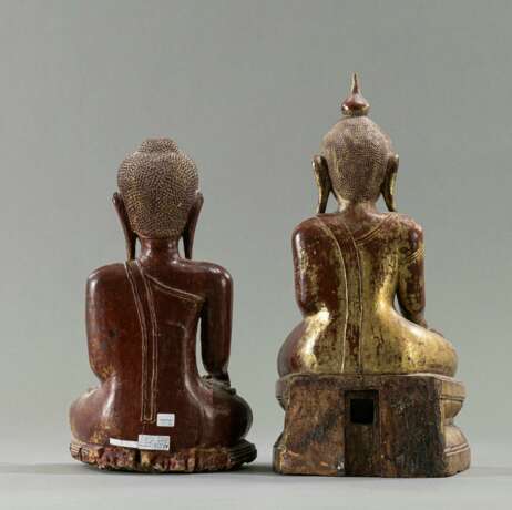 Zwei Skulpturen des Buddha Shakyamuni aus Holz mit Lackfassung - photo 3