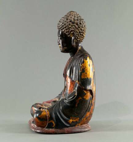 Skulptur des Buddha aus Holz mit Lackfassung - фото 2