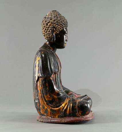 Skulptur des Buddha aus Holz mit Lackfassung - фото 4