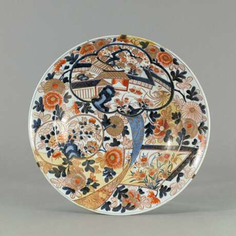 Rundplatte aus Imari-Porzellan mit floralem Dekor und Palastansicht - фото 1