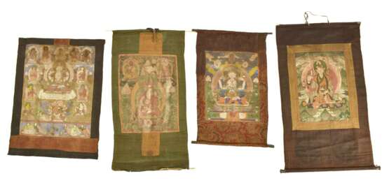 Vier Thangka unter anderem mit Darstellung des Padmasambhava in Textilmontierungen - photo 1