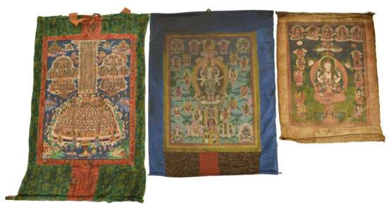 Drei Thangka unter anderem mit Darstellungen des Padmasambhava und Avalokiteshvara - фото 1