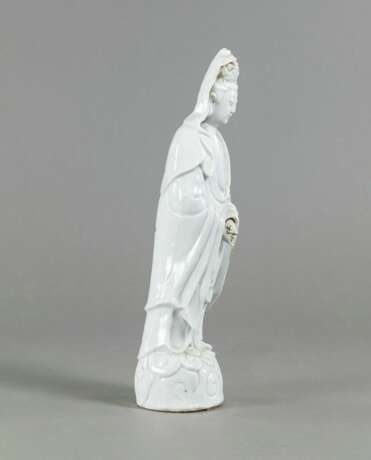 Stehende Guanyin aus Dehua-Ware - Foto 2